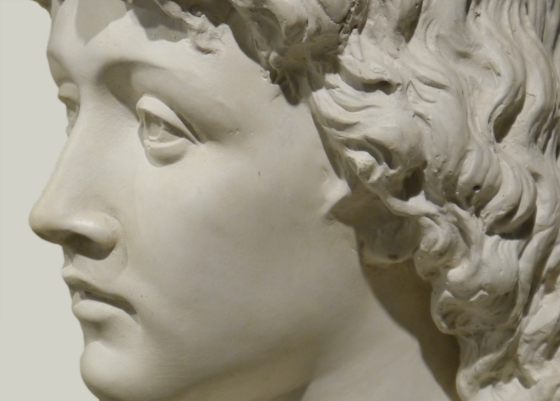 Le « visage fatigué et sérieux » d'une figure angélique (sculpture).